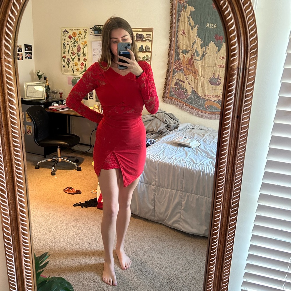 Small Venus red cocktail dress! Perfect for date night & semi!! New & not worn